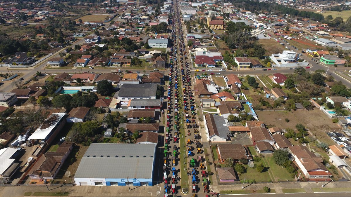 O maior desfile de tratores do Brasil